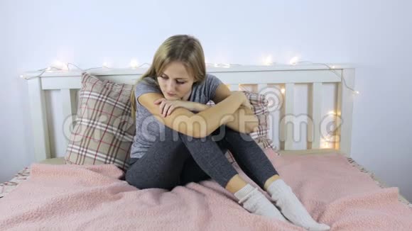 伤心的女孩坐在床上视频的预览图