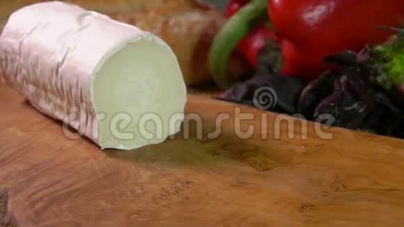 法国圣特莫雷德图林山羊奶酪掉在木板上视频的预览图