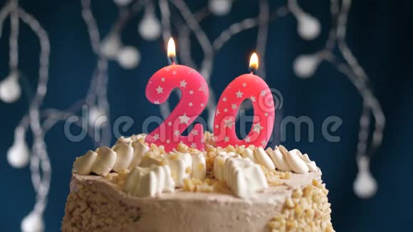 生日蛋糕蓝色背景上有20个数字的粉红色燃烧蜡烛蜡烛吹灭了慢速运动和特写镜头视频的预览图