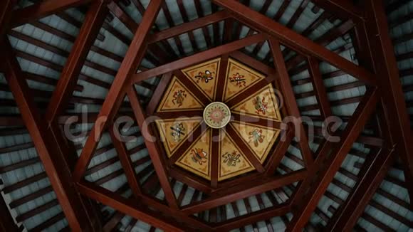 中国西安一座展示中国传统建筑的宝塔天花板视频的预览图