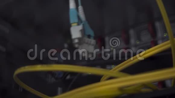 光缆挂在服务器机架上技术概念视频的预览图