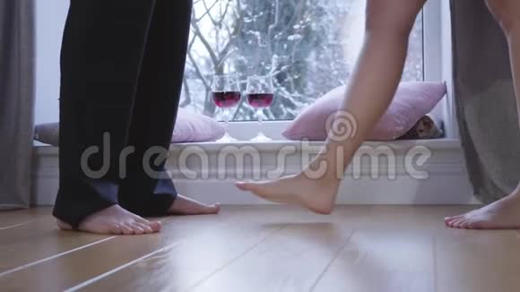 光着脚的白种人女人的特写腿来到无法辨认的男人面前一只脚抬高的有诱惑力的女孩面粉视频的预览图