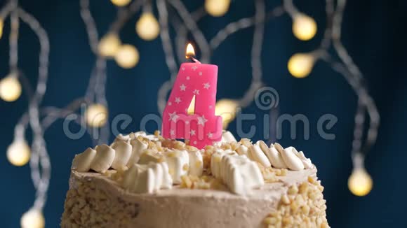 生日蛋糕蓝色背景上有4个数字粉红色燃烧蜡烛蜡烛吹灭了慢速运动和特写镜头视频的预览图