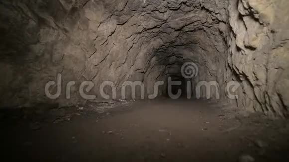 速学人工溶洞暗洞地下开挖提取金属和岩石的老板视频的预览图