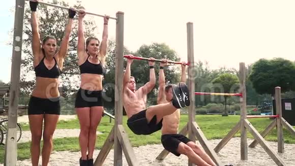 男子和妇女在横杠上做各种体重运动视频的预览图