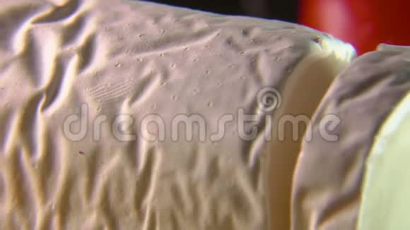 超级接近一块厚厚的圣特莫雷德图林山羊奶酪视频的预览图