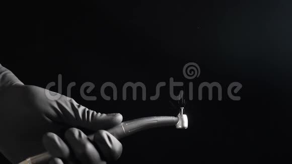 牙科设备医疗器械工具牙科治疗戴黑色手套的牙科医生视频的预览图