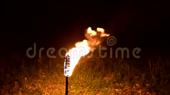 明亮的火炬在夜间燃烧着特写镜头慢动作低调视频的预览图