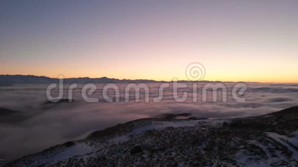 无人射击山顶上的冬天日落覆盖着云层北高加索视频的预览图