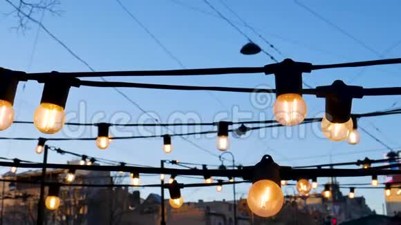 电线和蓝天背景上的灯泡视频的预览图