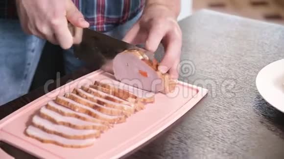 人在厨房里用大刀把肉切成片特写视频的预览图