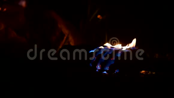 燃烧的火炬在黑暗中躺在地上低键慢mo大特写视频的预览图