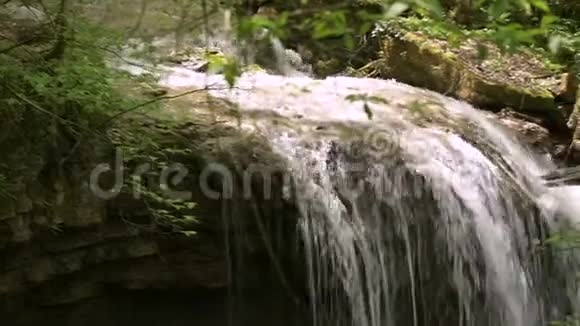 山林湍急的河水顺流而下特写镜头晴天视频的预览图