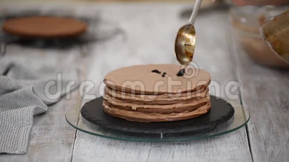 一步一步糕点厨师制作巧克力层蛋糕与修剪填充视频的预览图