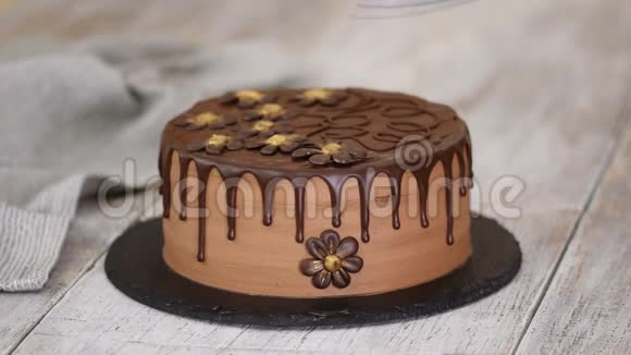 糖果手用刀切巧克力蛋糕装饰花视频的预览图