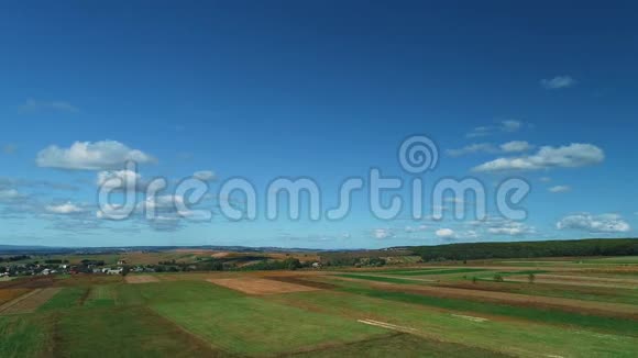 空中无人机在美丽的乡村和蓝天白云中看到大的耕地视频的预览图