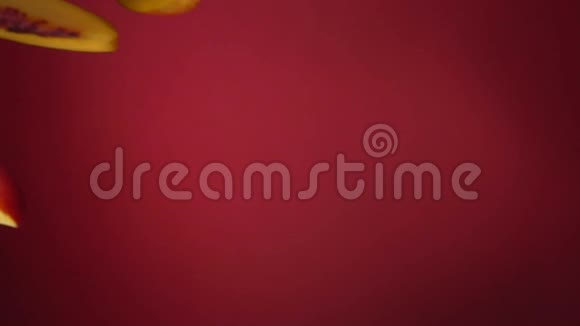 桃子在红色背景上对角飞行和旋转视频的预览图