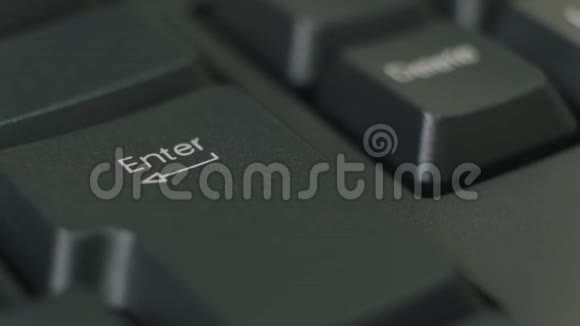 人的手指反复按下黑色键盘上的Enter键视频的预览图