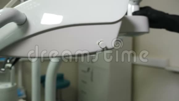 牙科诊所控制台上有牙科医疗设备的房间手提黑色手套移动一组放在牙科上的钻头视频的预览图