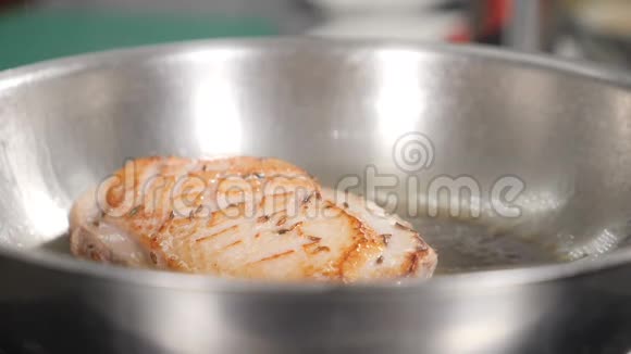 鸭肉用橄榄油在热锅里煎慢镜头在法国餐厅烹饪经典的ConfetDuck视频的预览图