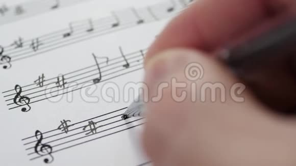 无名音乐家的手把一篇作文的笔记写在五角星上喷泉笔和宏观笔记音乐视频的预览图