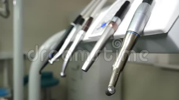 牙科诊所控制台上有牙科医疗设备的房间放置在牙科仪器面板上的一套钻头特写视频的预览图