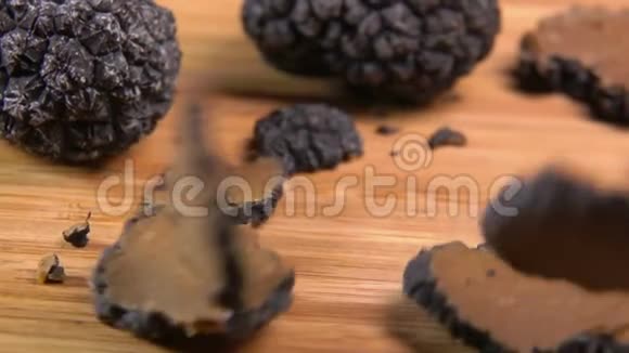 黑松露蘑菇的切片正落在木板上视频的预览图