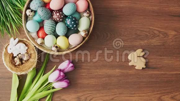 在装饰好的木桌上将粉糖过兔形酯饼干复活节节日装饰品复活节概念视频的预览图