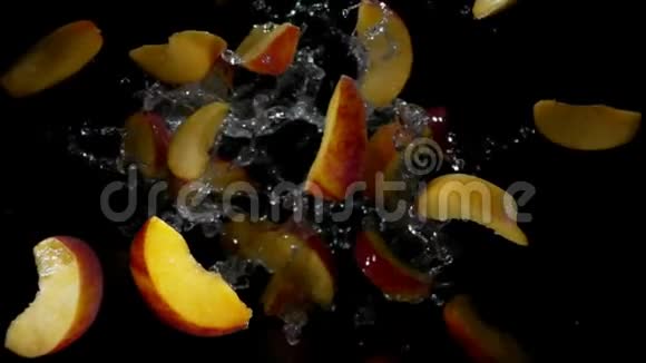 桃片在黑色的背景上随着水花飞舞视频的预览图