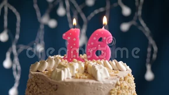 生日蛋糕蓝色背景上有16个数字的粉红色燃烧蜡烛蜡烛吹灭了慢速运动和特写镜头视频的预览图