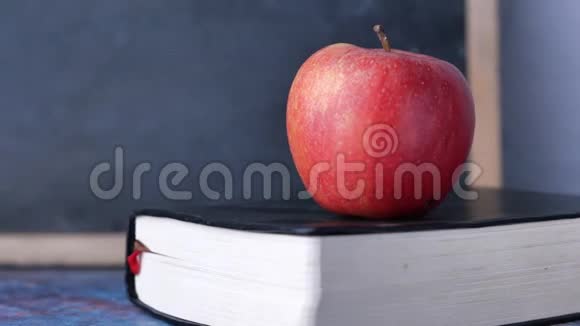 把苹果贴在书上贴在黑板上视频的预览图