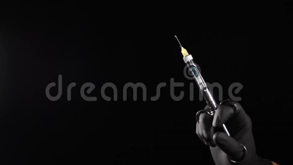 牙科医生用黑色手套拿着注射器麻醉释放药物无菌设备的使用特写镜头视频的预览图