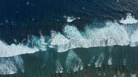 无边无际的海洋泡沫般的海浪向海滩翻滚视频的预览图