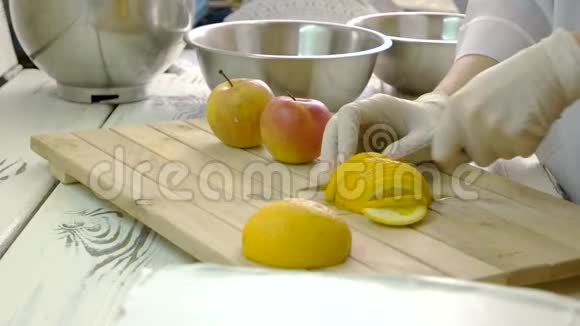 厨师切新鲜柠檬视频的预览图