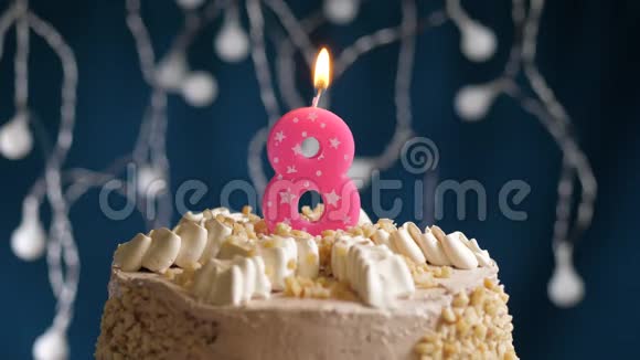 生日蛋糕蓝色背景上有8个数字的粉红色燃烧蜡烛蜡烛吹灭了慢速运动和特写镜头视频的预览图