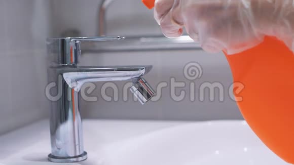 女人戴着手套手在浴室里洗水龙头特写慢动作打扫浴室预防犯罪和刑事司法视频的预览图