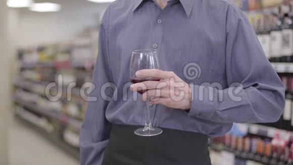 无法辨认的白种人把酒杯伸到镜头前男性手拿酒杯红酒夹在中间视频的预览图