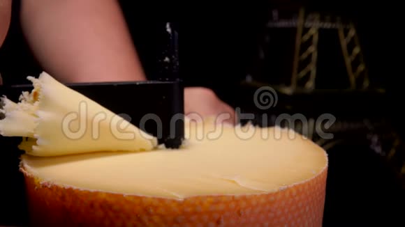吉罗尔奶酪刮刀从坚硬的奶酪上切割刨花视频的预览图