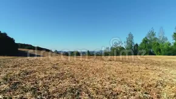 低背无人驾驶飞机飞越干旱的农田在炎热的阳光天气视频的预览图