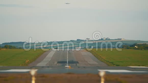 飞机在遥远的天空中飞向跑道降落在机场位于乡村视频的预览图