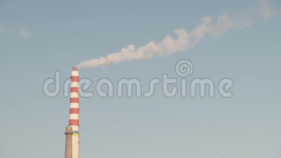 从工业烟囱向天空排放的烟视频的预览图