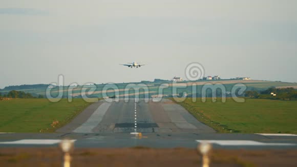 一个正面的视频一个机场降落带与飞机下降着陆和骑向相机视频的预览图