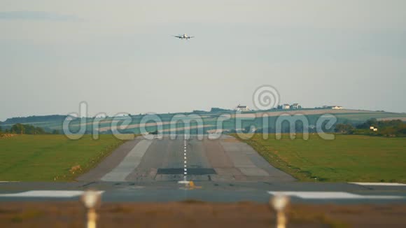 飞机飞往跑道降落在机场位于乡村视频的预览图