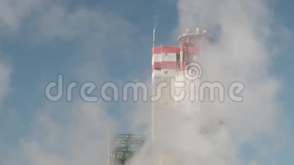 蒸汽在一个工业化工厂周围升起视频的预览图