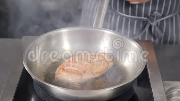 在法国餐厅烹饪经典的糖果鸭子特写鸭肉用橄榄油在热锅里煎慢动作视频的预览图