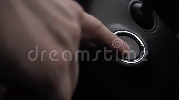 汽车司机启动发动机手指敲击汽车概念关上门视频的预览图