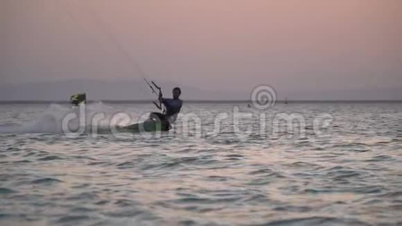 放风筝冲浪者的放风筝动作空中跳高埃及视频的预览图