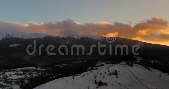 冬季山景日落视频的预览图