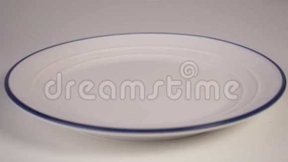 成熟的蓝莓落在白色的盘子上蓝色的边框视频的预览图