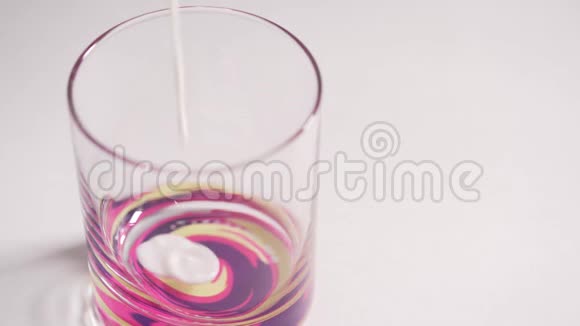 一个人把自制的kefir倒进玻璃杯里牛奶很快就会在白色的背景上充满玻璃视频的预览图